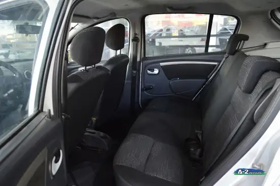 RENAULT-SANDERO-2010