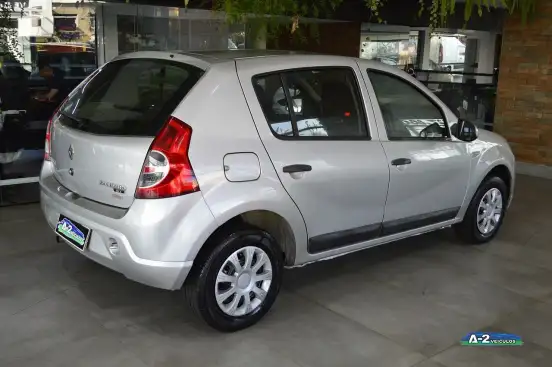 RENAULT-SANDERO-2010