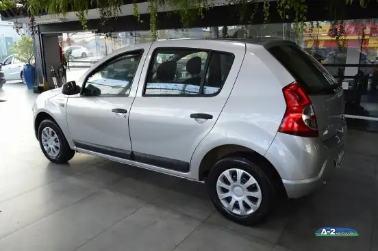 RENAULT-SANDERO-2010