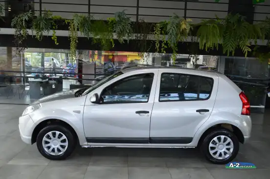 RENAULT-SANDERO-2010