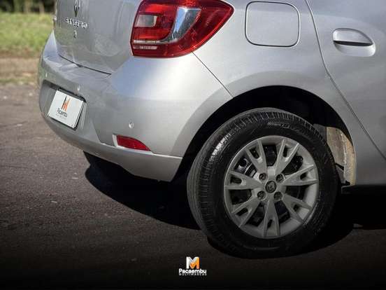 RENAULT-SANDERO-2015