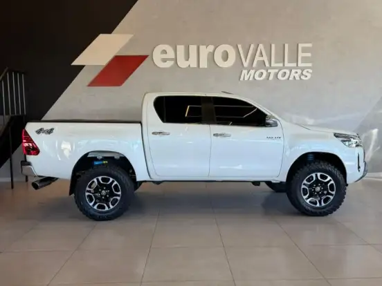 TOYOTA-HILUX-2.8 D-4D TURBO DIESEL CD SRX 4X4 AUTOMÁTICO TOYOTA-HILUX-2022