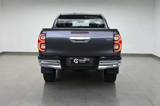 TOYOTA-HILUX-2.8 D-4D TURBO DIESEL CD SRX 4X4 AUTOMÁTICO TOYOTA-HILUX-2023