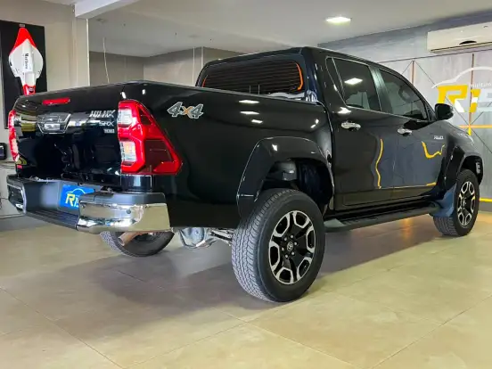 TOYOTA-HILUX-2.8 D-4D TURBO DIESEL CD SRX PLUS 4X4 AUTOMÁTICO TOYOTA-HILUX-2024