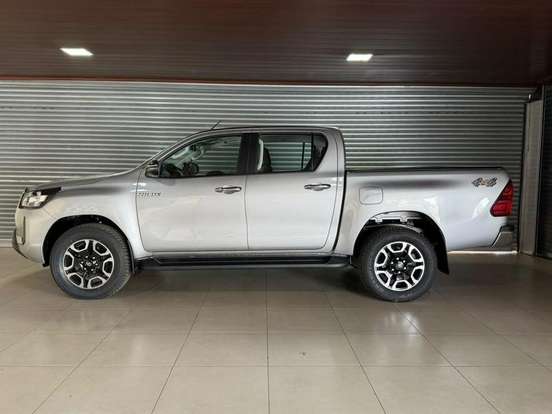 TOYOTA-HILUX-2.8 D-4D TURBO DIESEL CD SR 4X4 AUTOMÁTICO TOYOTA-HILUX-2023