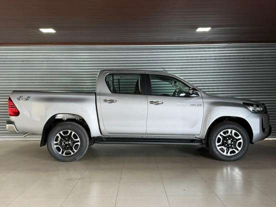 TOYOTA-HILUX-2.8 D-4D TURBO DIESEL CD SR 4X4 AUTOMÁTICO TOYOTA-HILUX-2023