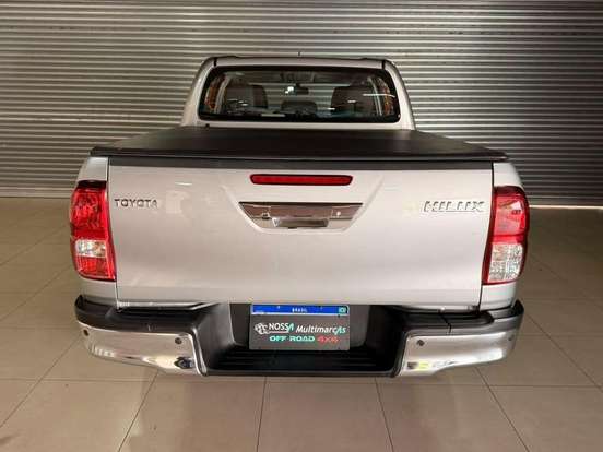 TOYOTA-HILUX-2.8 D-4D TURBO DIESEL CD SR 4X4 AUTOMÁTICO TOYOTA-HILUX-2023