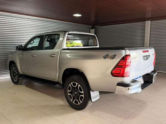 TOYOTA-HILUX-2.8 D-4D TURBO DIESEL CD SR 4X4 AUTOMÁTICO TOYOTA-HILUX-2023