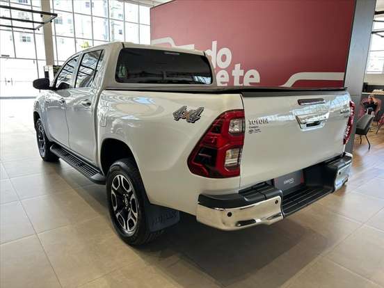 TOYOTA-HILUX-2.8 D-4D TURBO DIESEL CD SRX 4X4 AUTOMÁTICO TOYOTA-HILUX-2025