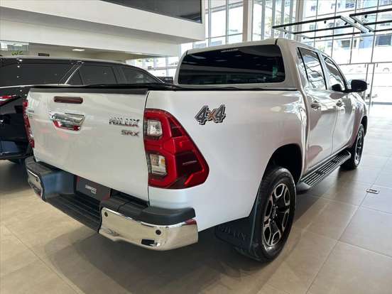 TOYOTA-HILUX-2.8 D-4D TURBO DIESEL CD SRX 4X4 AUTOMÁTICO TOYOTA-HILUX-2025