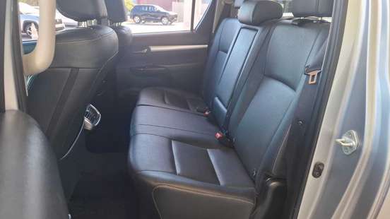 TOYOTA-HILUX-2.8 D-4D TURBO DIESEL CD SRX 4X4 AUTOMÁTICO TOYOTA-HILUX-2023