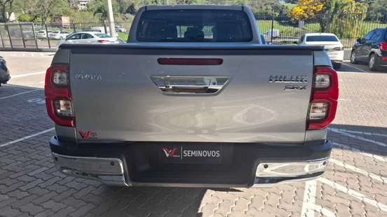 TOYOTA-HILUX-2.8 D-4D TURBO DIESEL CD SRX 4X4 AUTOMÁTICO TOYOTA-HILUX-2023