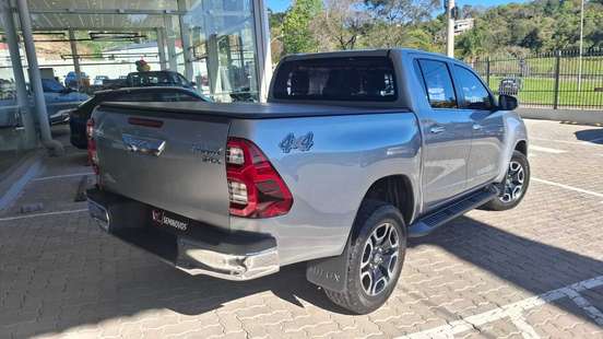 TOYOTA-HILUX-2.8 D-4D TURBO DIESEL CD SRX 4X4 AUTOMÁTICO TOYOTA-HILUX-2023