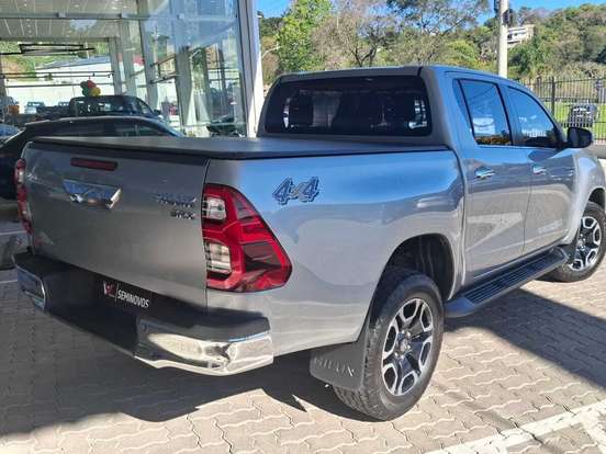 TOYOTA-HILUX-2.8 D-4D TURBO DIESEL CD SRX 4X4 AUTOMÁTICO TOYOTA-HILUX-2023