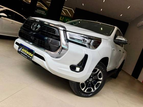 TOYOTA HILUX 2.8 D-4D TURBO DIESEL CD SRX 4X4 AUTOMÁTICO
