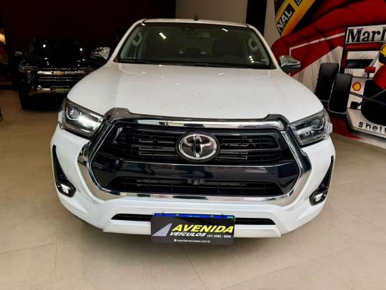 TOYOTA-HILUX-2.8 D-4D TURBO DIESEL CD SRX 4X4 AUTOMÁTICO TOYOTA-HILUX-2024