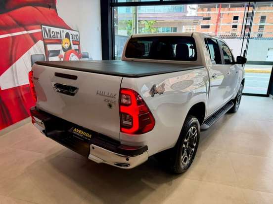 TOYOTA-HILUX-2.8 D-4D TURBO DIESEL CD SRX 4X4 AUTOMÁTICO TOYOTA-HILUX-2024