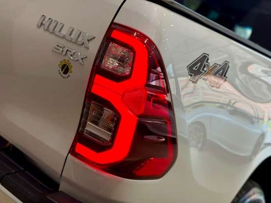 TOYOTA-HILUX-2.8 D-4D TURBO DIESEL CD SRX 4X4 AUTOMÁTICO TOYOTA-HILUX-2024
