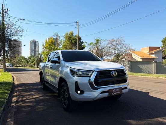 TOYOTA-HILUX-2.8 D-4D TURBO DIESEL CD SRX 4X4 AUTOMÁTICO TOYOTA-HILUX-2025