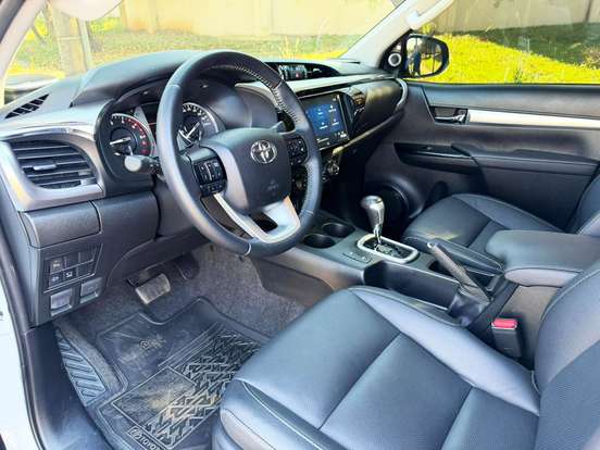 TOYOTA-HILUX-2.8 D-4D TURBO DIESEL CD SRX 4X4 AUTOMÁTICO TOYOTA-HILUX-2025