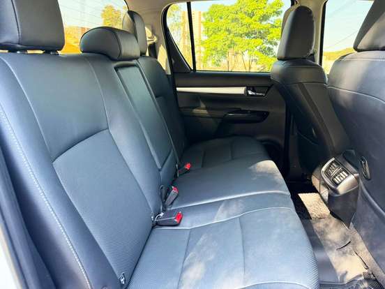 TOYOTA-HILUX-2.8 D-4D TURBO DIESEL CD SRX 4X4 AUTOMÁTICO TOYOTA-HILUX-2025