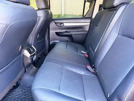 TOYOTA-HILUX-2.8 D-4D TURBO DIESEL CD SRX 4X4 AUTOMÁTICO TOYOTA-HILUX-2025