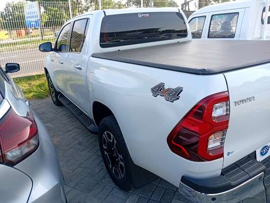 TOYOTA-HILUX-2.8 D-4D TURBO DIESEL CD SRX 4X4 AUTOMÁTICO TOYOTA-HILUX-2025