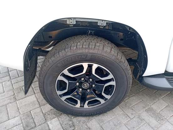 TOYOTA-HILUX-2.8 D-4D TURBO DIESEL CD SRX 4X4 AUTOMÁTICO TOYOTA-HILUX-2025