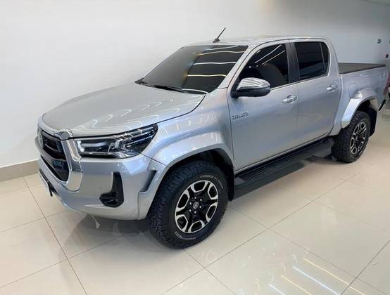 TOYOTA HILUX 2.8 D-4D TURBO DIESEL CD SRX PLUS 4X4 AUTOMÁTICO