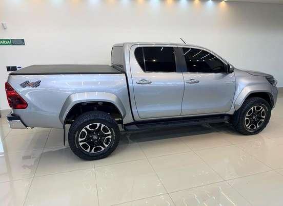 TOYOTA-HILUX-2.8 D-4D TURBO DIESEL CD SRX PLUS 4X4 AUTOMÁTICO TOYOTA-HILUX-2024