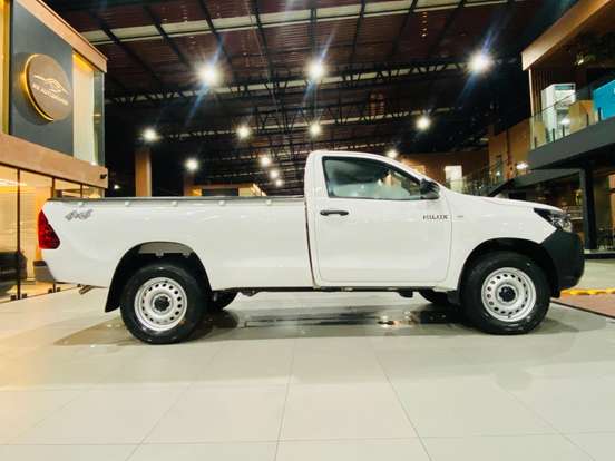 TOYOTA-HILUX-2.8 D-4D TURBO DIESEL CS 4X4 MANUAL TOYOTA-HILUX-2024