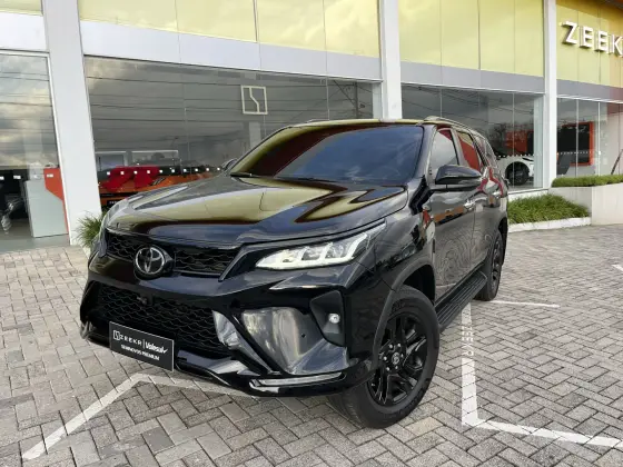 TOYOTA HILUX SW4 2.8 D-4D TURBO DIESEL DIAMOND 7L 4X4 AUTOMÁTICO
