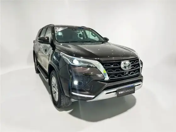 TOYOTA HILUX SW4 2.8 D-4D TURBO DIESEL SRX 7L 4X4 AUTOMÁTICO