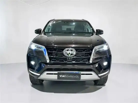 TOYOTA-HILUX SW4-2.8 D-4D TURBO DIESEL SRX 7L 4X4 AUTOMÁTICO TOYOTA-HILUX SW4-2023