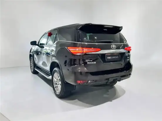 TOYOTA-HILUX SW4-2023