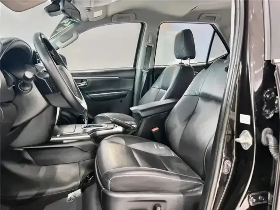TOYOTA-HILUX SW4-2023