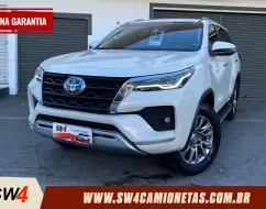 TOYOTA HILUX SW4 2.8 D-4D TURBO DIESEL SRX 7L 4X4 AUTOMÁTICO TOYOTA HILUX SW4 2.8 D-4D TURBO DIESEL SRX 7L 4X4 AUTOMÁTICO