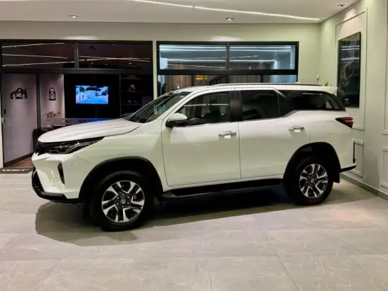 TOYOTA-HILUX SW4-2025