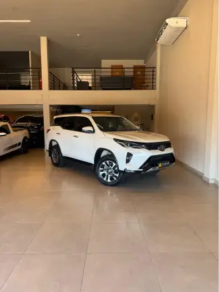 TOYOTA HILUX SW4 2.8 D-4D TURBO DIESEL SRX PLATINUM 7L 4X4 AUTOMÁTICO