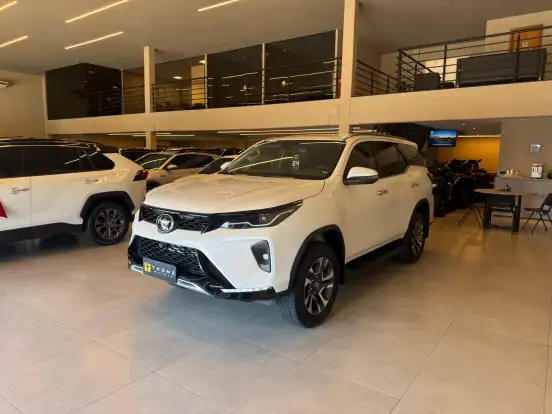 TOYOTA-HILUX SW4-2024