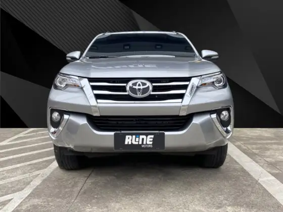 TOYOTA HILUX SW4 2.8 SRX 4X4 7 LUGARES 16V TURBO INTERCOOLER DIESEL 4P AUTOMÁTICO