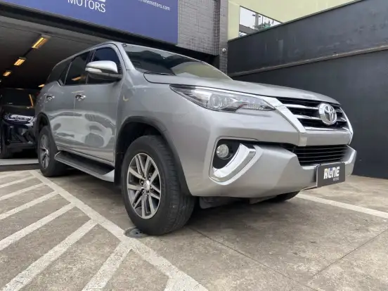 TOYOTA-HILUX SW4-2017