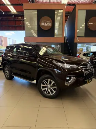 TOYOTA HILUX SW4 2.8 SRX 4X4 7 LUGARES 16V TURBO INTERCOOLER DIESEL 4P AUTOMÁTICO