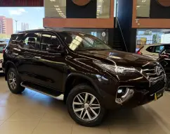 TOYOTA HILUX SW4 2.8 SRX 4X4 7 LUGARES 16V TURBO INTERCOOLER DIESEL 4P AUTOMÁTICO TOYOTA HILUX SW4 2.8 SRX 4X4 7 LUGARES 16V TURBO INTERCOOLER DIESEL 4P AUTOMÁTICO