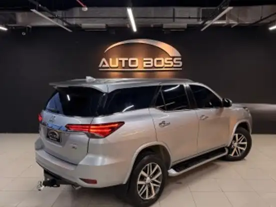 TOYOTA-HILUX SW4-2.8 SRX 4X4 7 LUGARES 16V TURBO INTERCOOLER DIESEL 4P AUTOMÁTICO TOYOTA-HILUX SW4-2019