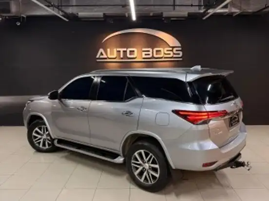 TOYOTA-HILUX SW4-2.8 SRX 4X4 7 LUGARES 16V TURBO INTERCOOLER DIESEL 4P AUTOMÁTICO TOYOTA-HILUX SW4-2019