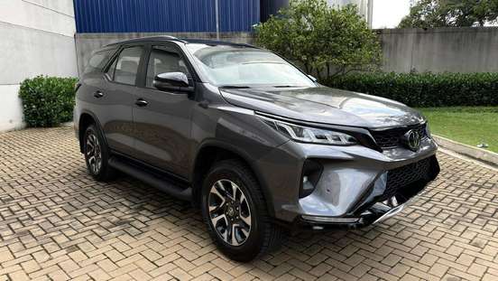 TOYOTA-HILUX SW4-2025