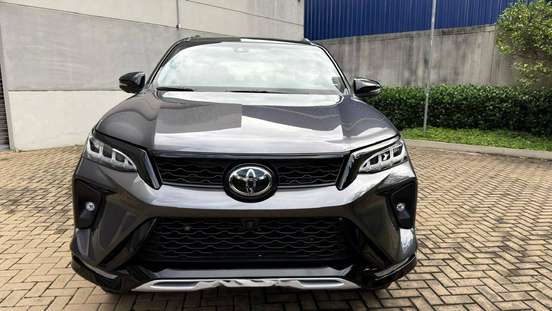 TOYOTA-HILUX SW4-2025