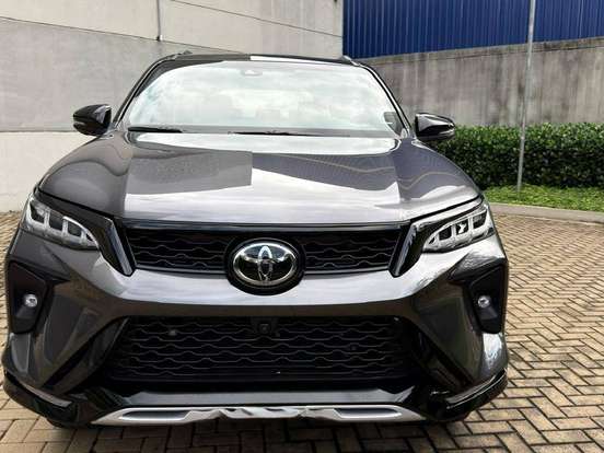 TOYOTA-HILUX SW4-2.8 D-4D TURBO DIESEL DIAMOND 7L 4X4 AUTOMÁTICO TOYOTA-HILUX SW4-2025