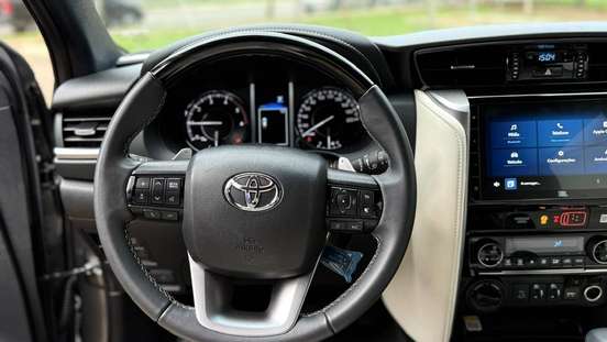 TOYOTA-HILUX SW4-2025